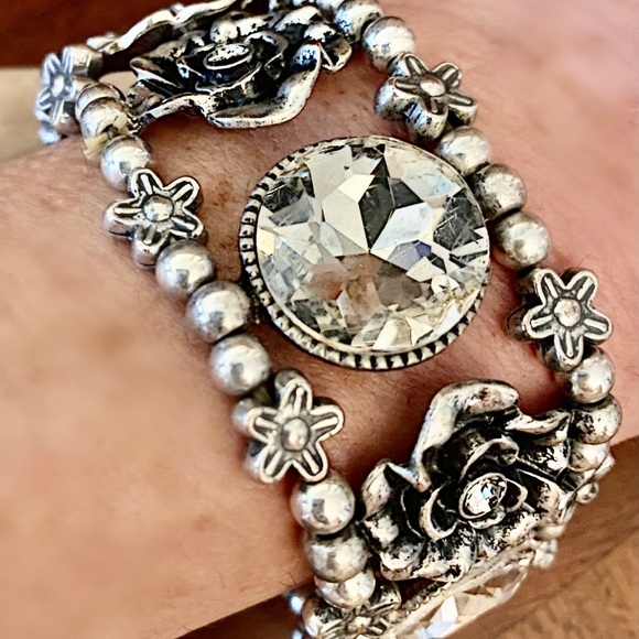 ❌SOLD ❌ Silver Rhinestone Stretch Bracelet - Picture 2 of 2